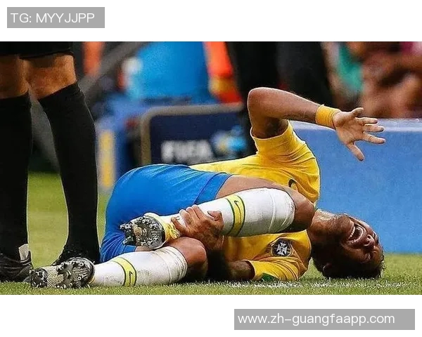 内马尔遭遇无接触拉伤痛苦倒地队医紧急救治后顽强回归赛场